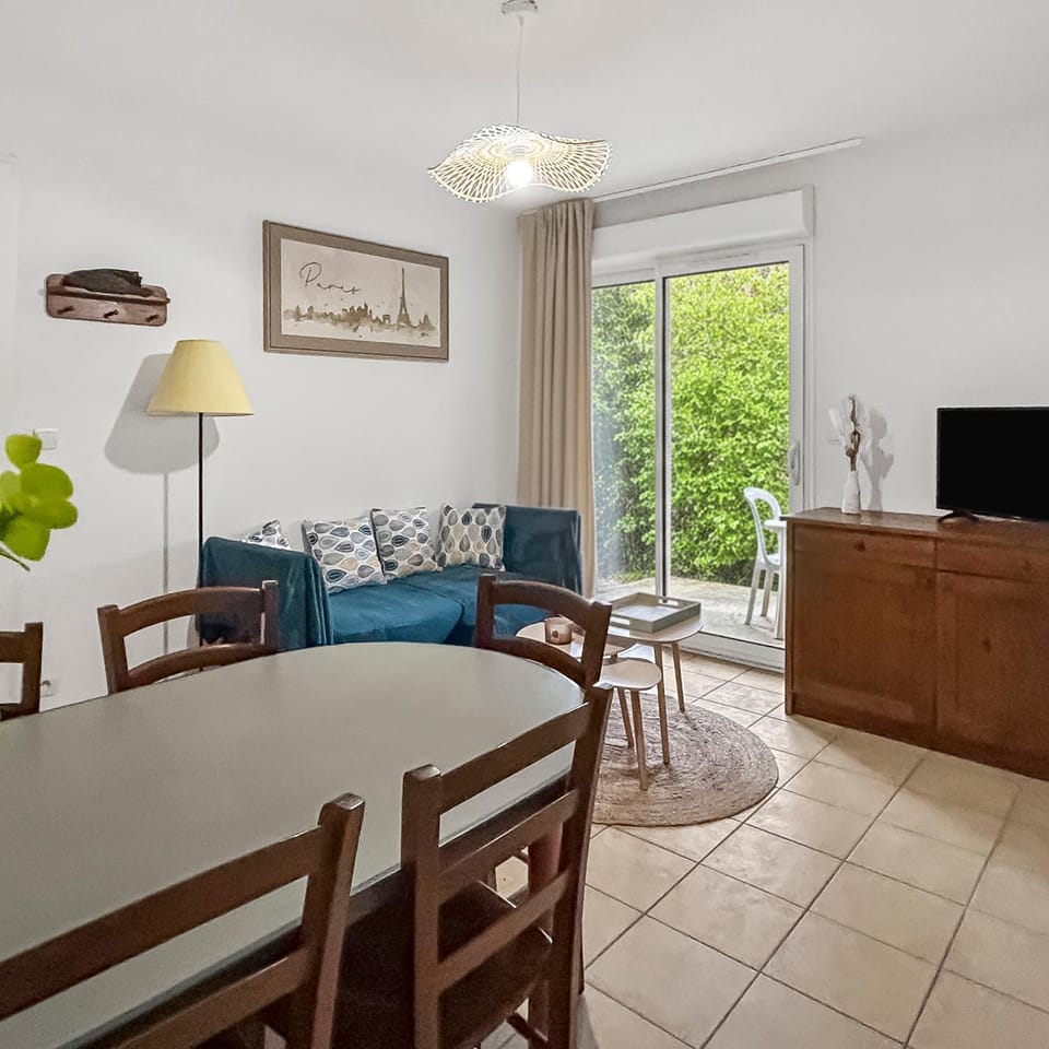 Communal lounge/ TV room, TV and multimedia, Living room, Dining area