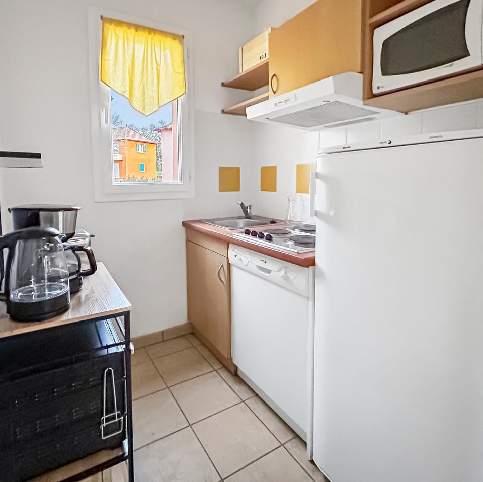 Coffee/tea facilities, Kitchen or kitchenette, dishwasher, microwave, oven, stove