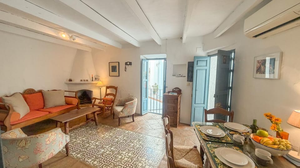 Living room, Seating area, Dining area, air conditioner