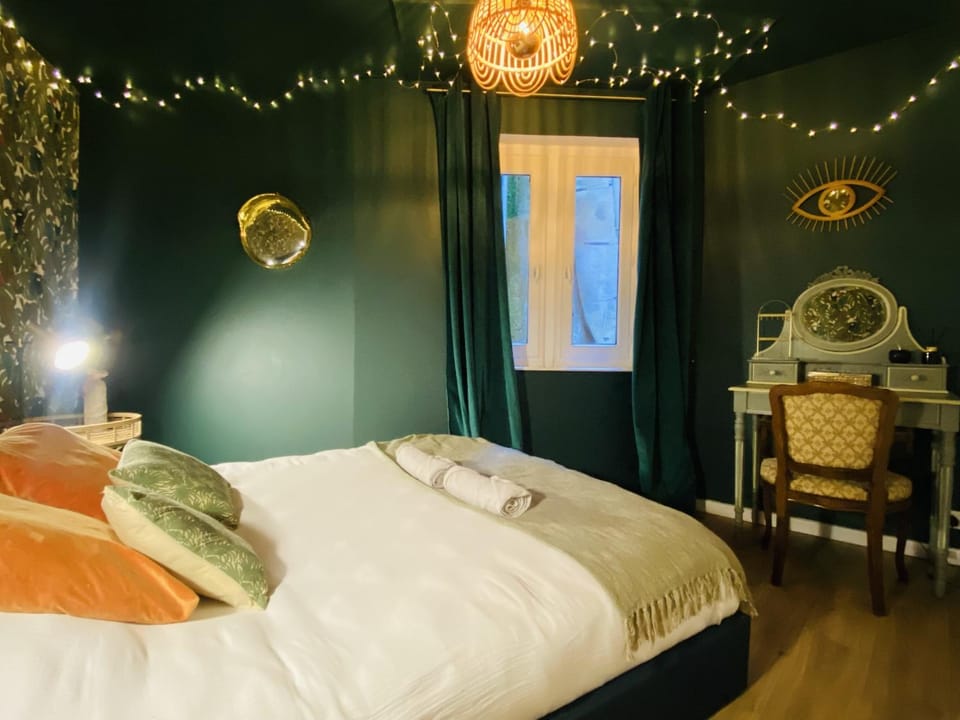 Bed, Bedroom