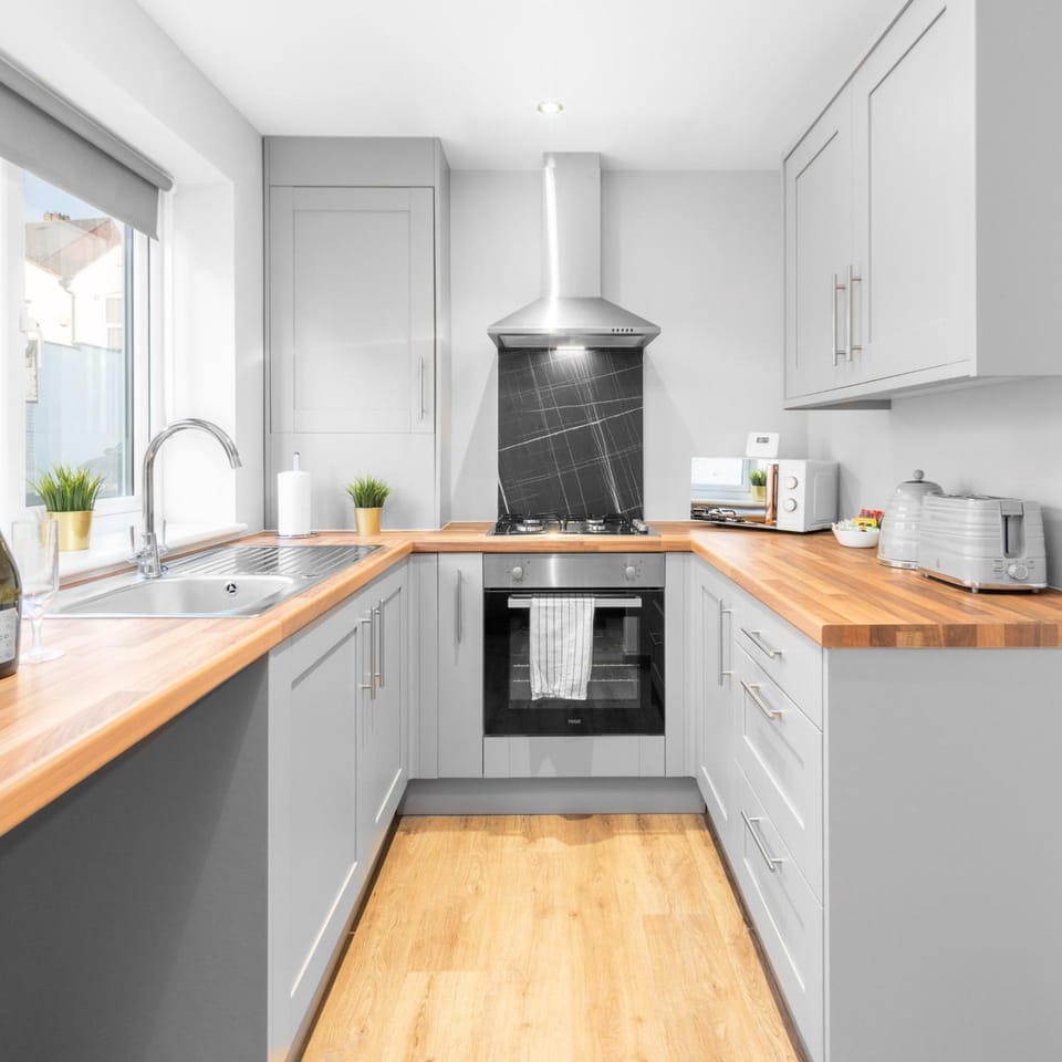 Coffee/tea facilities, Kitchen or kitchenette, stove, toaster