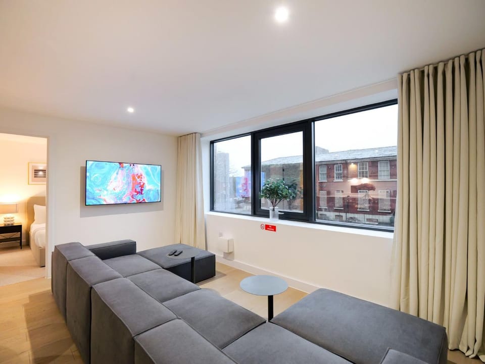 Communal lounge/ TV room, TV and multimedia, Living room, Seating area, Evening entertainment