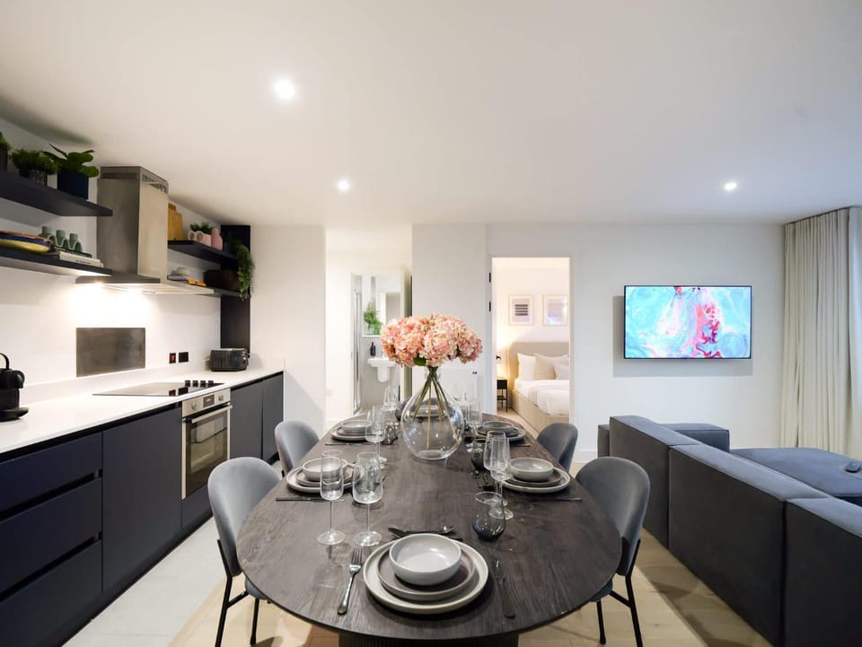 TV and multimedia, Kitchen or kitchenette, Living room, Dining area, stove