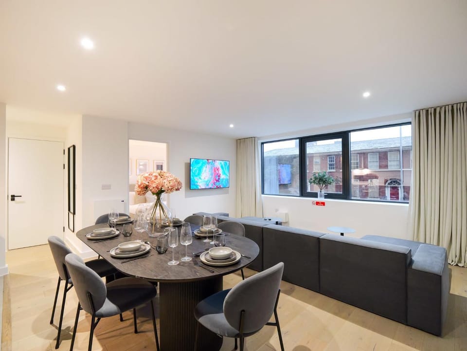 Communal lounge/ TV room, TV and multimedia, Living room, Seating area, Dining area