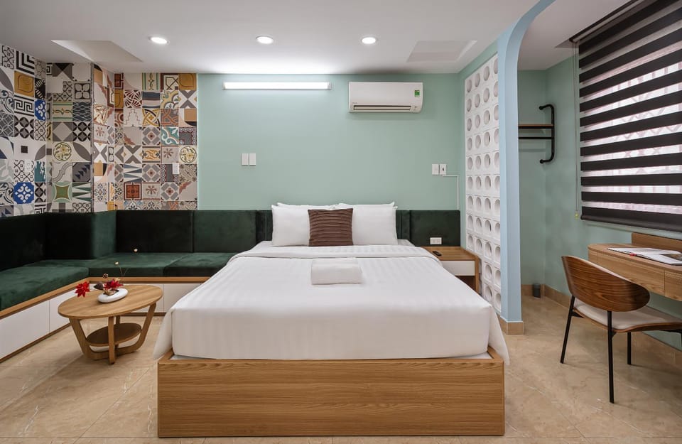 Bed, TV and multimedia, Living room, Photo of the whole room, Seating area, Bedroom, air conditioner