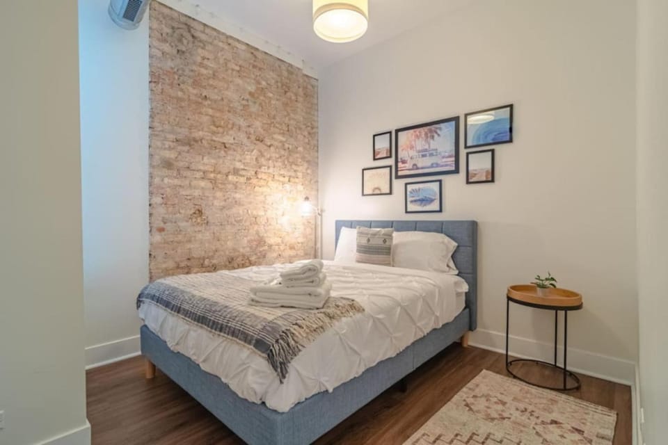 Spacious 3BR 420-Friendly | McCormick & UIC Campus Apartment in South Loop