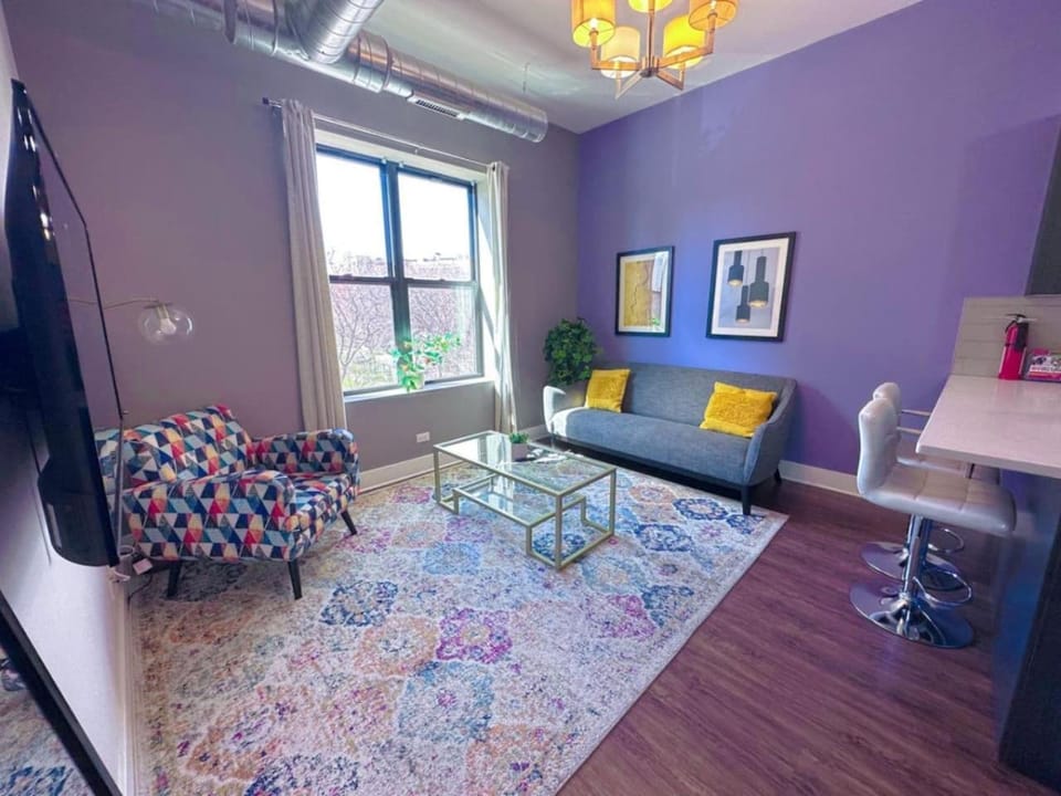 Spacious 3BR 420-Friendly | McCormick & UIC Campus Apartment in South Loop