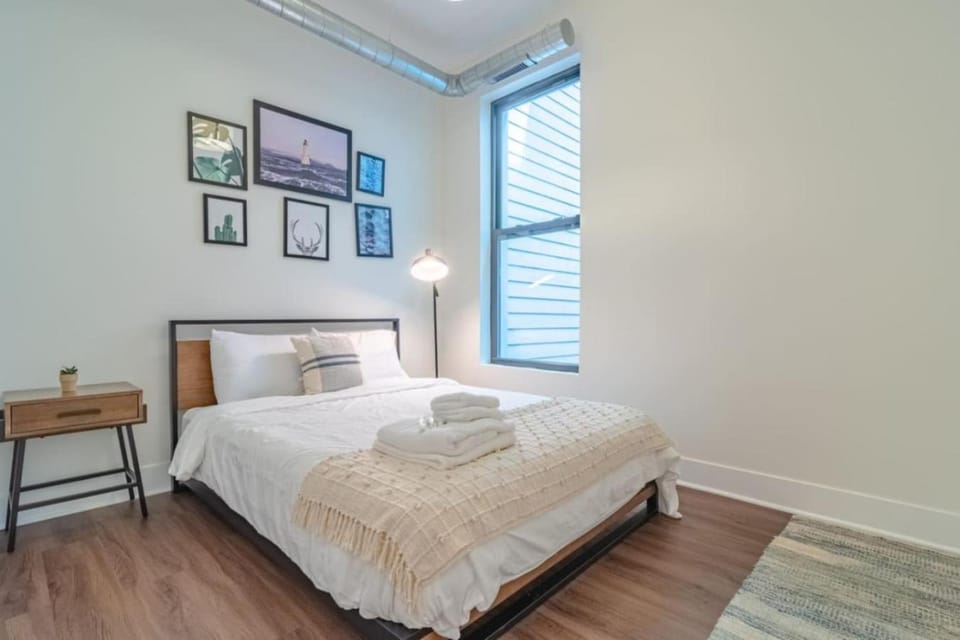 Spacious 3BR 420-Friendly | McCormick & UIC Campus Apartment in South Loop