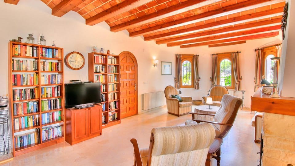 Communal lounge/ TV room, Library, TV and multimedia, Living room, Seating area, Evening entertainment