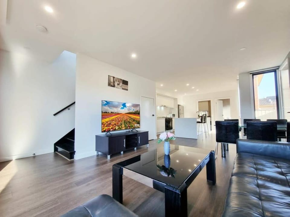 Sunshine house - Modern home in great location House in Melbourne
