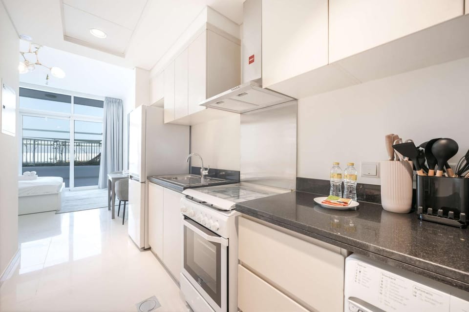 Free housekeeping visits during your stay - StayShort - Studio in Damac Hills that Sleeps 3 with Terrace! Apartment in Dubai