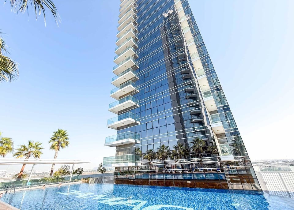 Free housekeeping visits during your stay - StayShort - Studio in Damac Hills that Sleeps 3 with Terrace! Apartment in Dubai