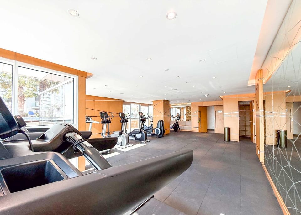 Free housekeeping visits during your stay - StayShort - Studio in Damac Hills that Sleeps 3 with Terrace! Apartment in Dubai