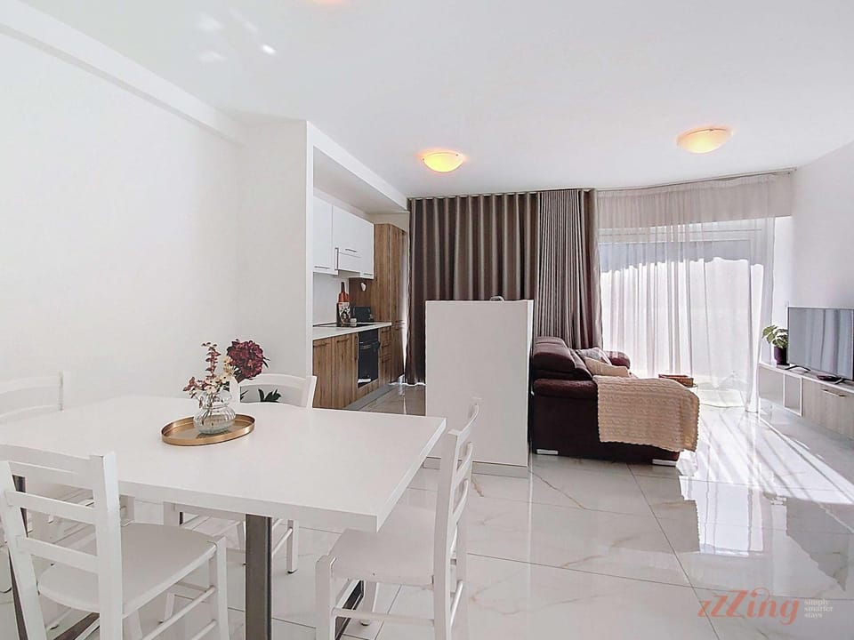Kitchen or kitchenette, Seating area, Dining area