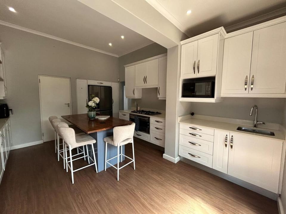 Kitchen or kitchenette, Kitchen or kitchenette