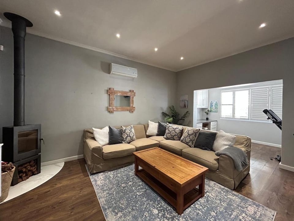 Communal lounge/ TV room, TV and multimedia, Living room, Seating area, fireplace, air conditioner