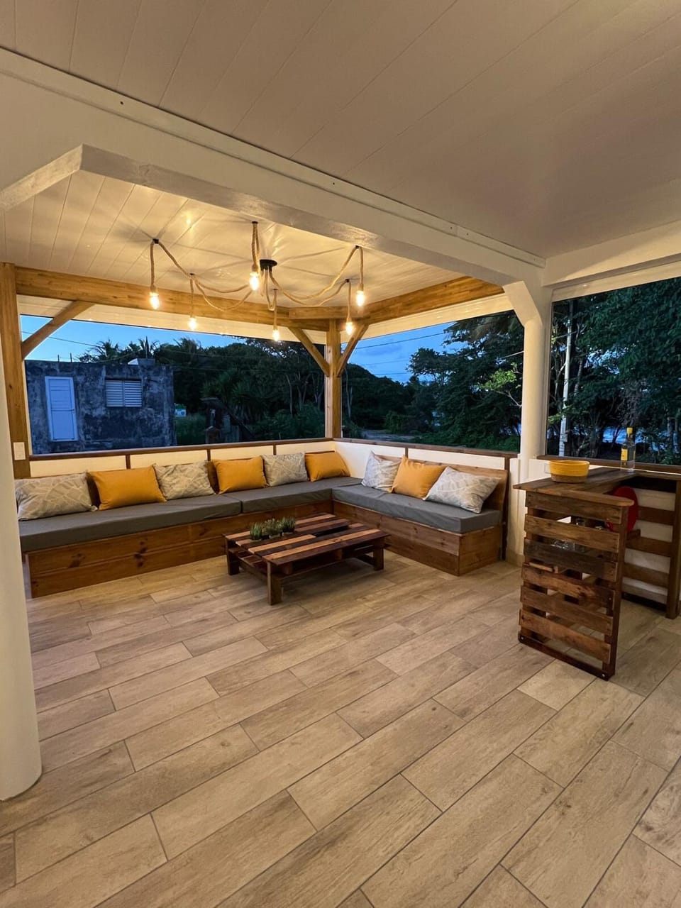 Patio, Living room