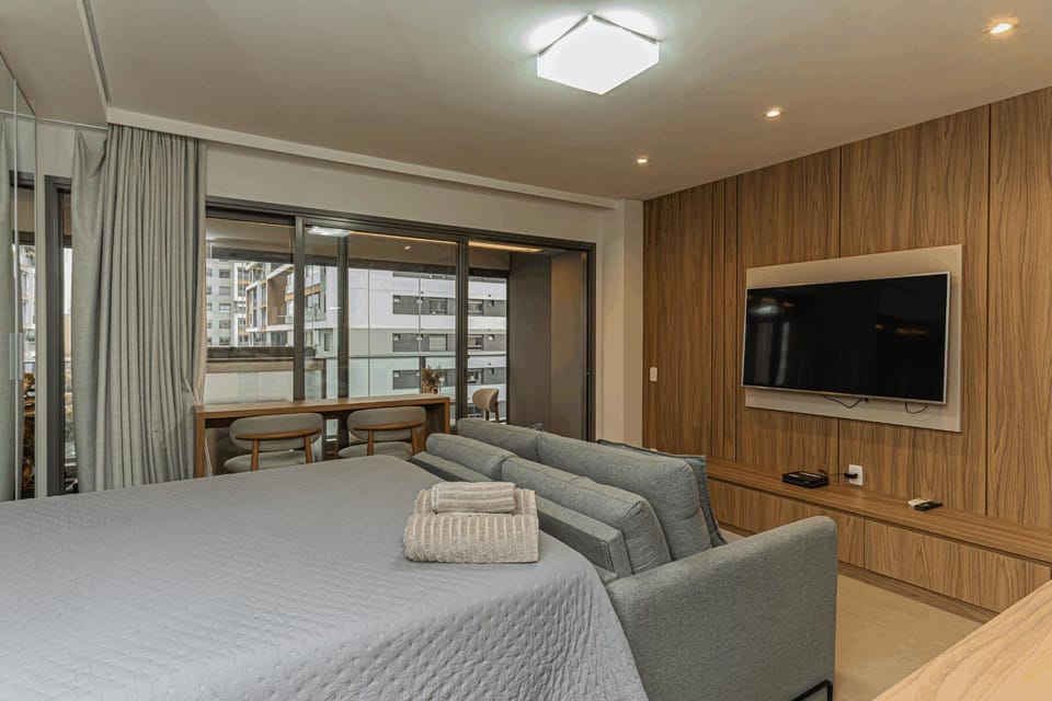 Bed, TV and multimedia, Living room, Photo of the whole room, Seating area, Bedroom