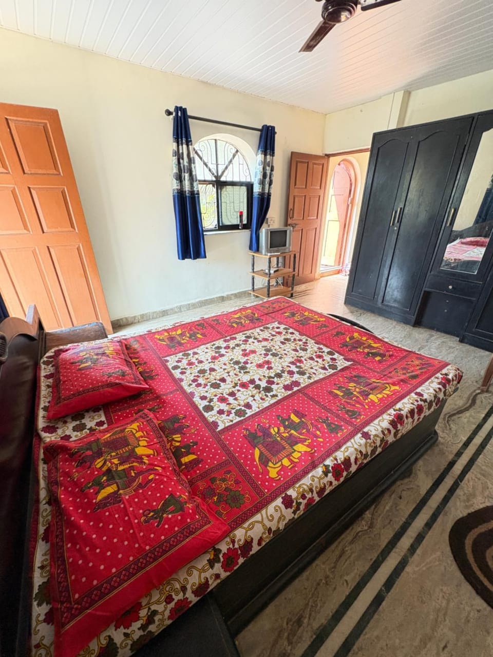 Photo of the whole room, Bedroom