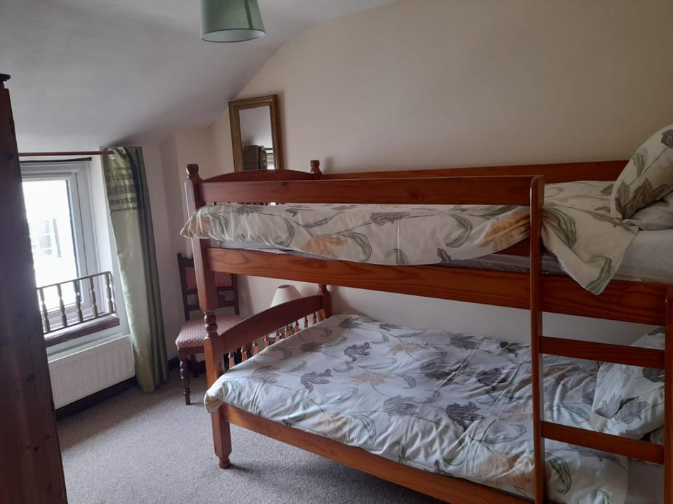 Bedroom, bunk bed