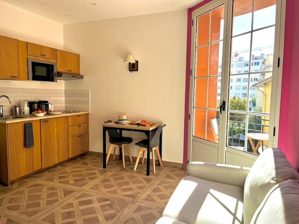 Coffee/tea facilities, Kitchen or kitchenette, Dining area, stove, toaster