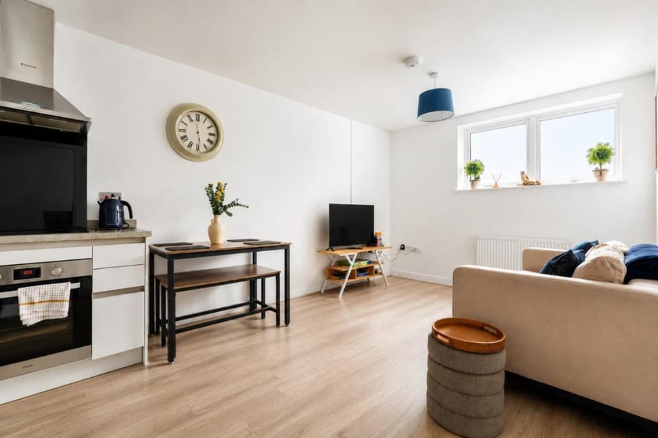 2 Bed Near Heathrow - Direct Train to London - Contractor & Leisure Stays Apartment in Runnymede District