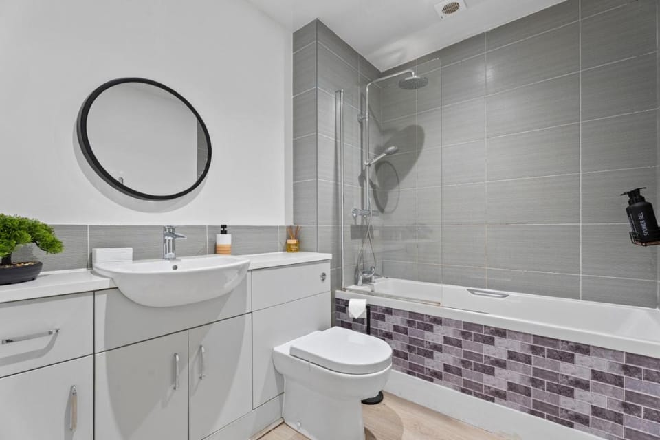 2 Bed Near Heathrow - Direct Train to London - Contractor & Leisure Stays Apartment in Runnymede District