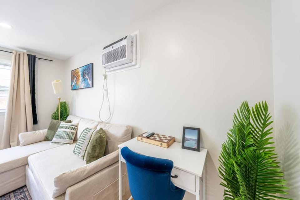Fresh 2BR with Easy NYC Access w. WiFi and Laundry Apartment in Kearny