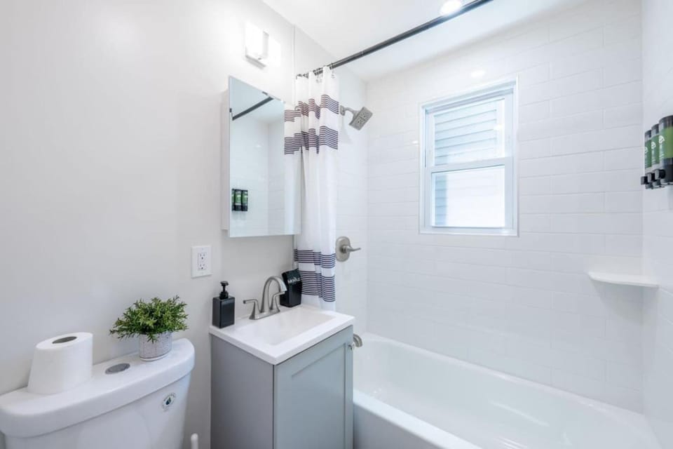 Fresh 2BR with Easy NYC Access w. WiFi and Laundry Apartment in Kearny