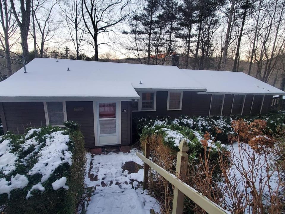 Shiners Hideaway - Cozy Cabin with Trails & Family Memories Cabin in Buncombe County