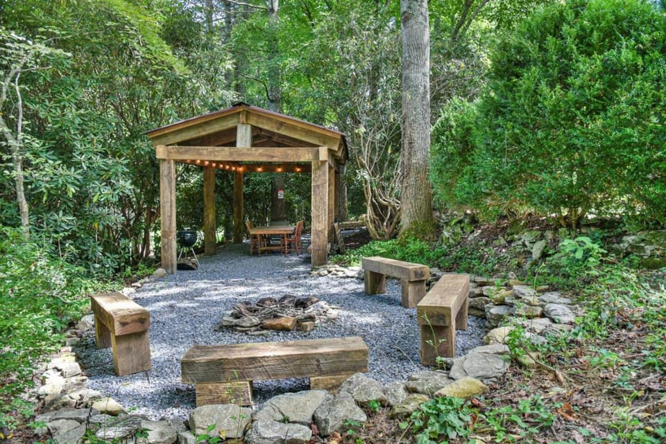 Shiners Hideaway - Cozy Cabin with Trails & Family Memories Cabin in Buncombe County