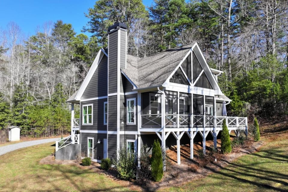 Elegant Murray Cove at Lake Burton House in Lake Burton