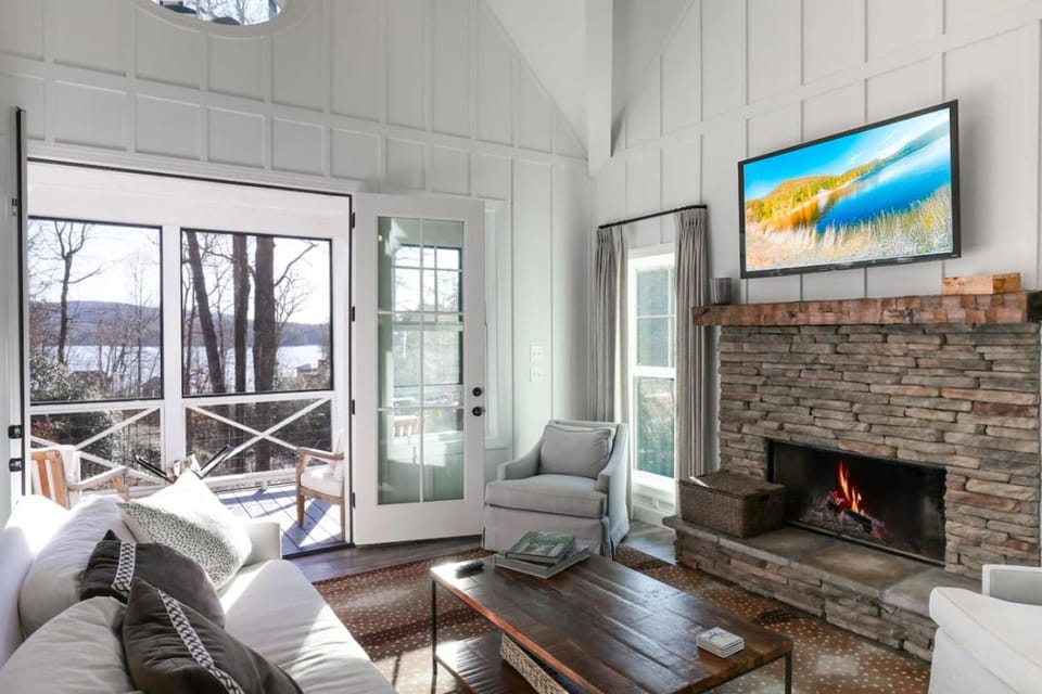 Elegant Murray Cove at Lake Burton House in Lake Burton