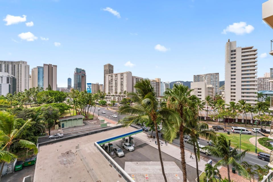 Waikiki Studio Near Beach and Park w No Resort Fees Hotel in McCully-Moiliili