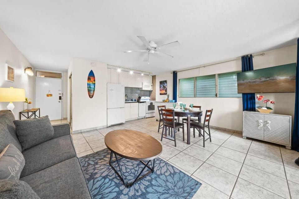 Kitchen or kitchenette, Living room, Seating area, Dining area, dishwasher, oven, stove