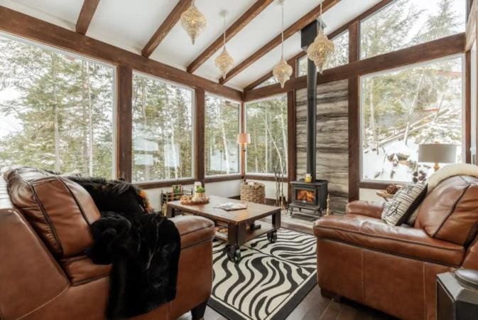 4-BR Villa on the Lake with hot tub near Tremblant House in Ontario