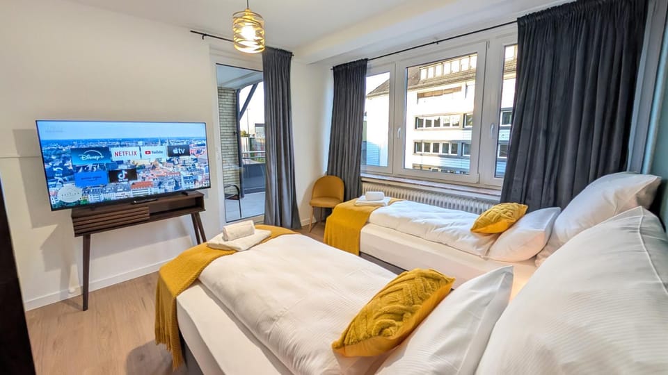 Bed, TV and multimedia, View (from property/room), Balcony/Terrace, Photo of the whole room, Bedroom