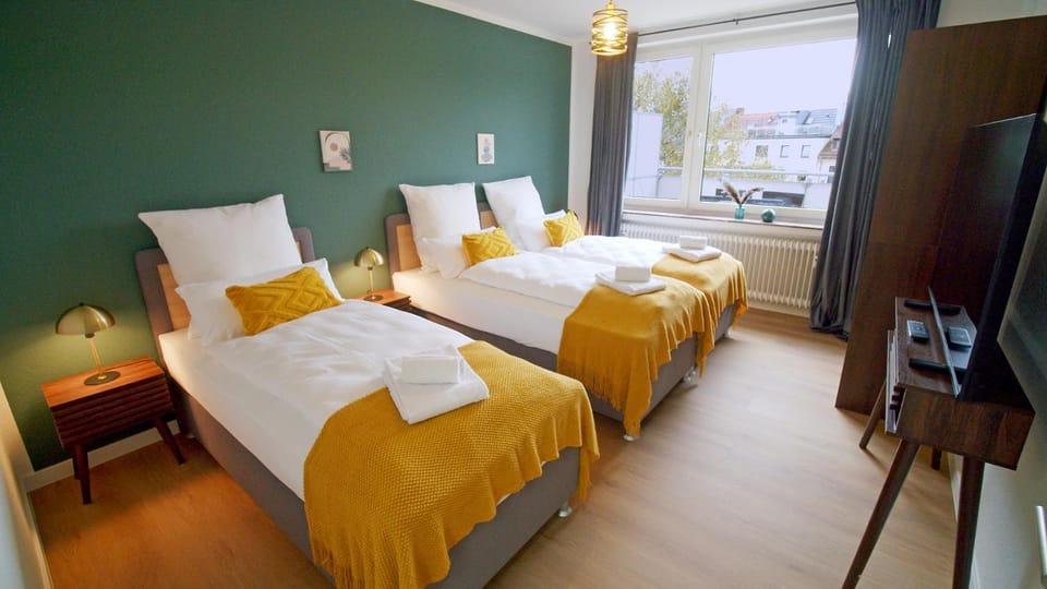 Bed, TV and multimedia, View (from property/room), Photo of the whole room, Bedroom, furniture, storage, towels, wardrobe