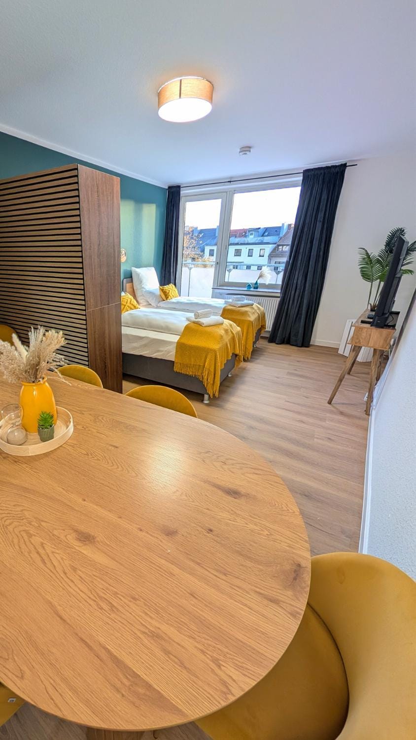 Bed, TV and multimedia, View (from property/room), Balcony/Terrace, Photo of the whole room, Decorative detail, Seating area, Dining area, towels, wardrobe