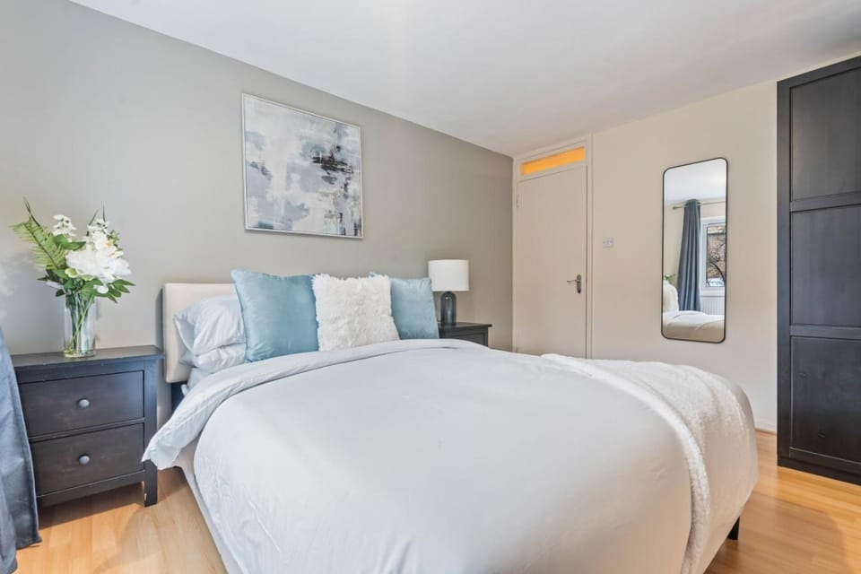 Southbank Suite 2 Bed Sleeps 5 London Bridge Apartment in London Borough of Southwark