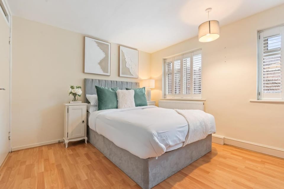 Southbank Suite 2 Bed Sleeps 5 London Bridge Apartment in London Borough of Southwark