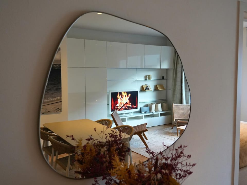 TV and multimedia, Living room, Seating area, Dining area