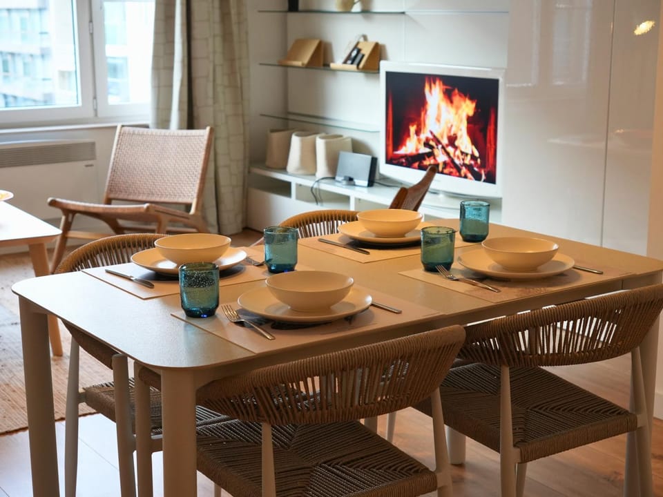 TV and multimedia, Living room, Seating area, Dining area
