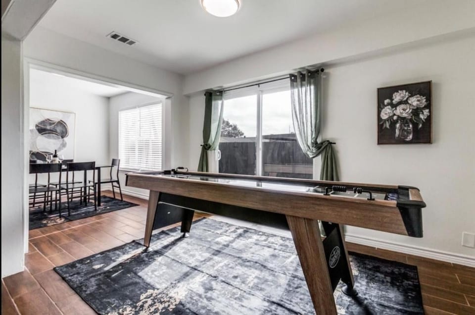 Maison Noir Retreat 3B 2B KING House in Richardson