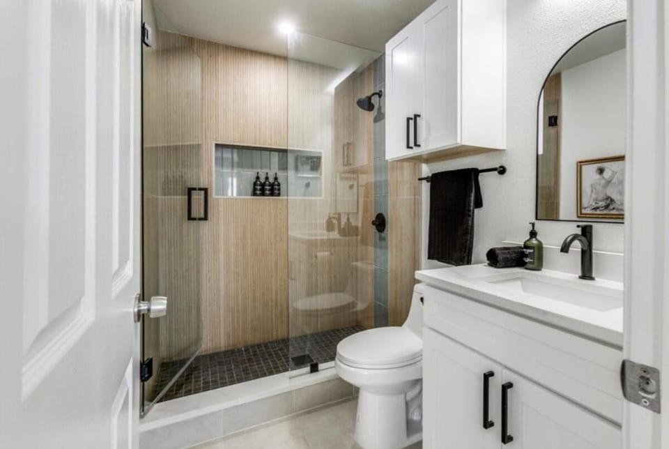 Maison Noir Retreat 3B 2B KING House in Richardson