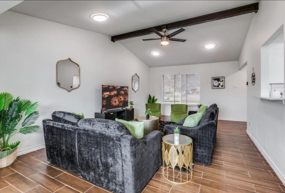 Maison Noir Retreat 3B 2B KING House in Richardson