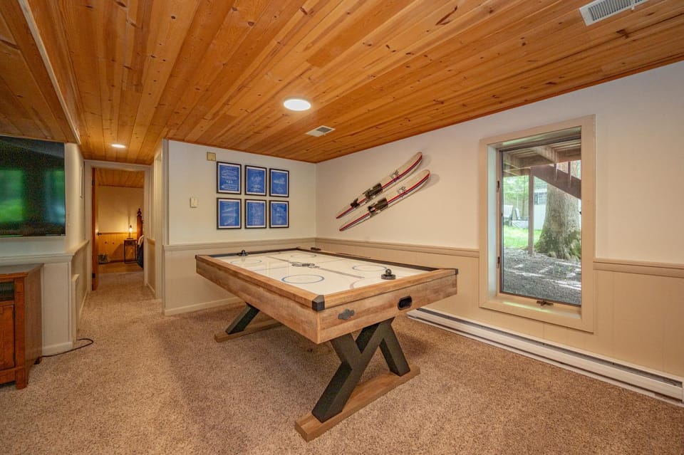 Lakeshore Adventure by Railey Vacations House in Deep Creek Lake
