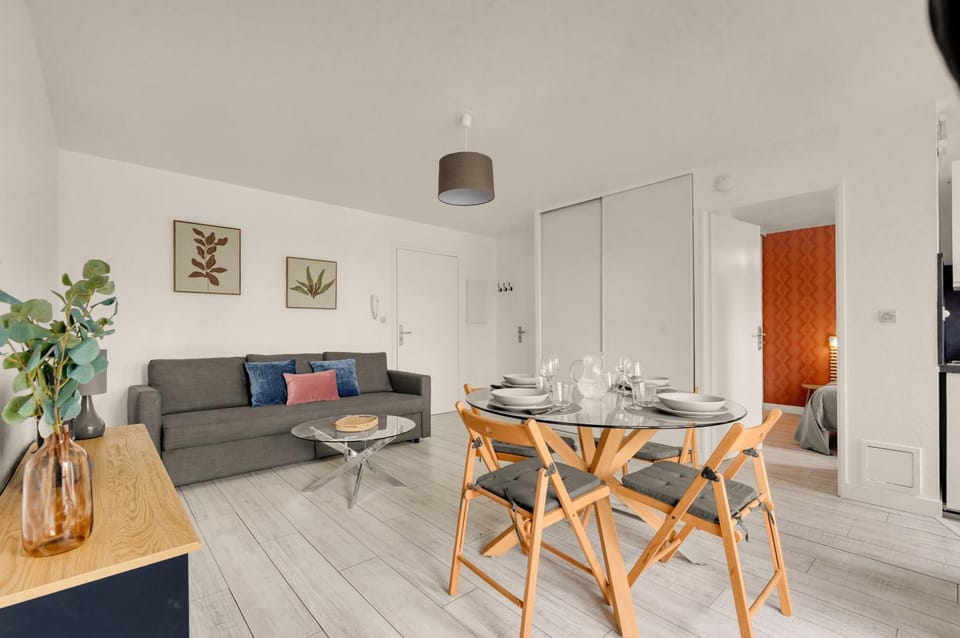 Living room, Dining area, Meals