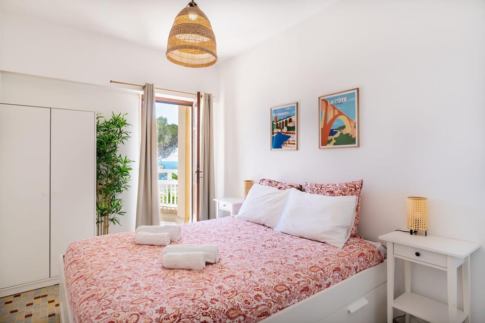 Bed, Photo of the whole room, Bedroom, Sea view, Sunrise, Sunset, storage, towels