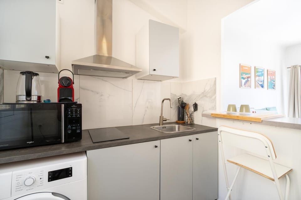 Coffee/tea facilities, Dining area, microwave, stove, washing machine, kitchen
